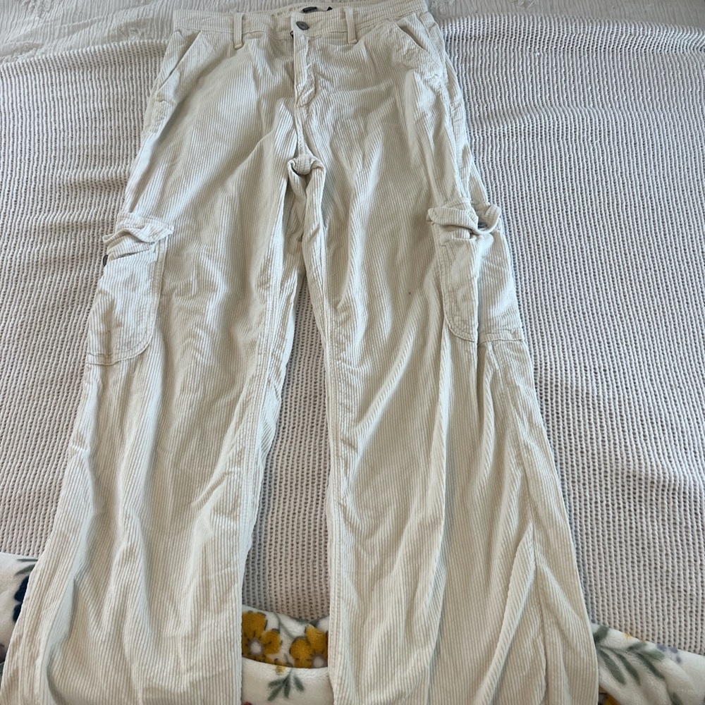 American Eagle Outfitters Cream Cargo Jeans Relaxed Fit